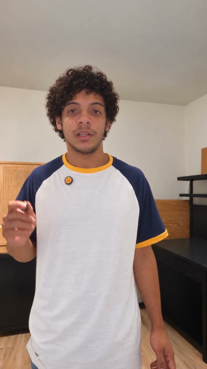 Isaac apresentando o estúdio.